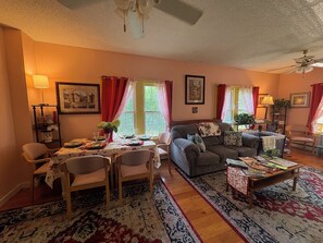 TV - 3-bedroom house in beautiful Berkshires, close to amenities! (Pittsfield)