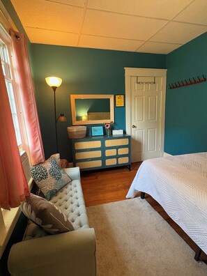 3 bedrooms, iron/ironing board, WiFi, bed sheets - 3-bedroom house in beautiful Berkshires, close to amenities! (Pittsfield)