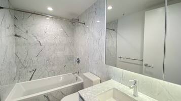 シャワー、ジェットバス、ヘアドライヤー、ビデ