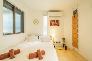5 habitaciones, tabla de planchar con plancha y acceso a internet 