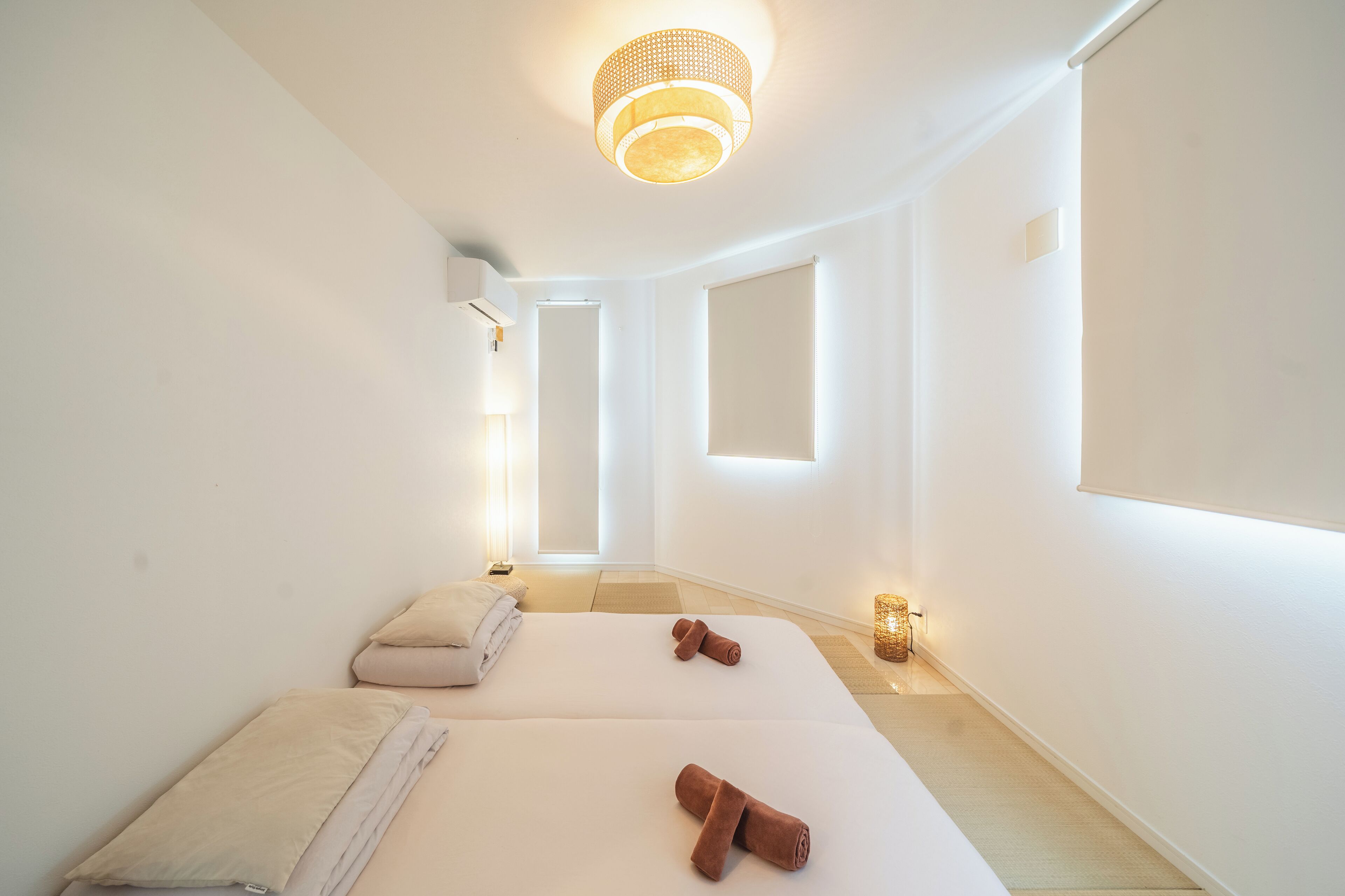 5 bedrooms, iron/ironing board, internet, bed sheets