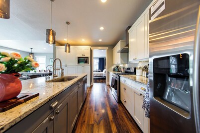 NEW! Modern Farmhouse - Sauna, Projector, 10ppl, EV Charger!