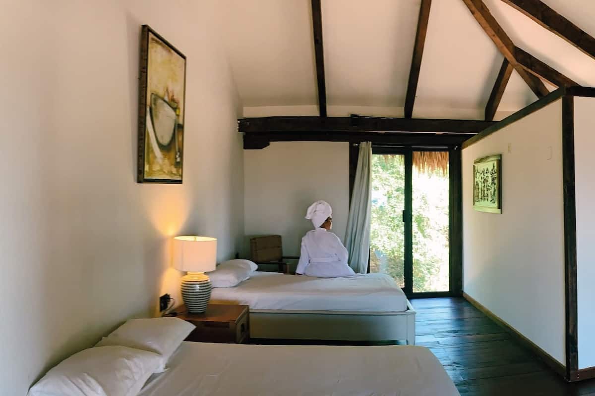Standard Bungalow, 1 King Bed, Partial Ocean View