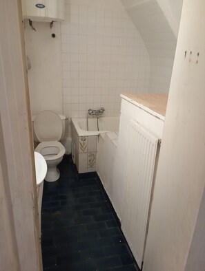 Serviettes fournies, savon, papier toilette