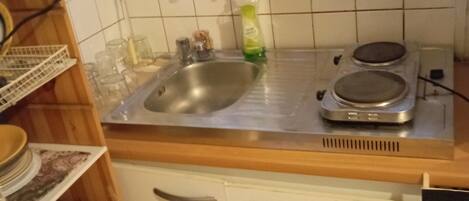 Kühlschrank, Mikrowelle, Herdplatte, Wasserkocher