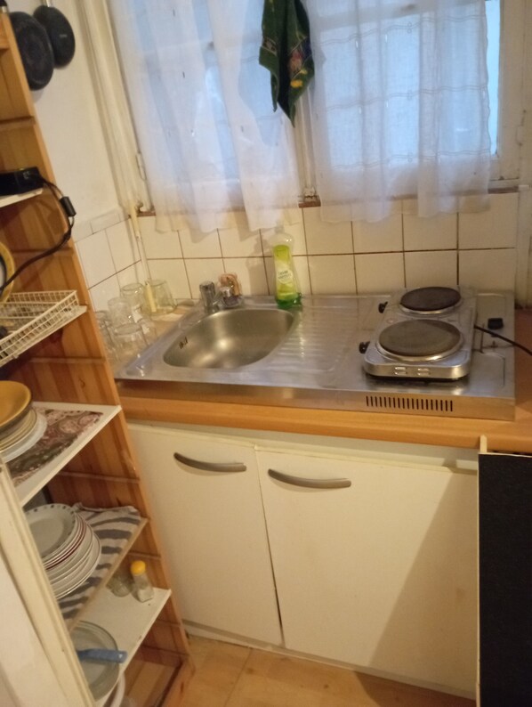 Réfrigérateur, micro-ondes, plaque de cuisson, bouilloire électrique
