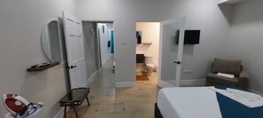 1 dormitorio, tabla de planchar con plancha, wifi y ropa de cama