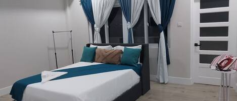 1 habitación, tabla de planchar con plancha, wifi y ropa de cama