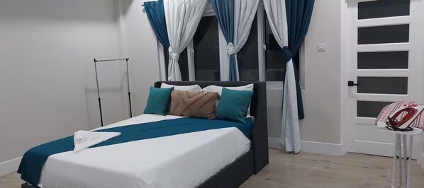 1 dormitorio, tabla de planchar con plancha, wifi y ropa de cama