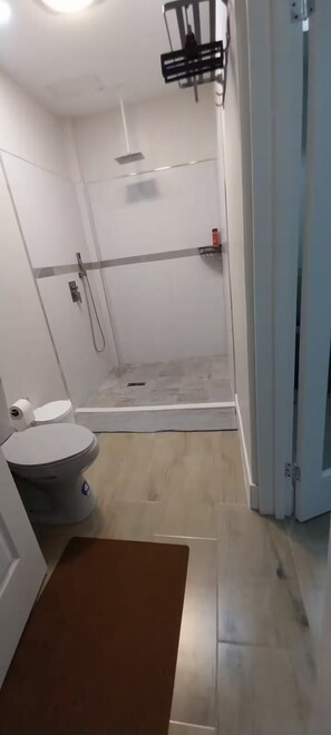 Ducha, toallas, jabón y papel higiénico