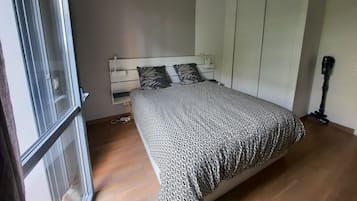 2 bedrooms, iron/ironing board, bed sheets