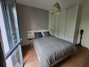 2 chambres, fer et planche à repasser, draps fournis