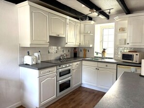 Réfrigérateur, four, batterie de cuisine, vaisselle et ustensiles