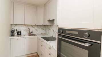 Lave-vaisselle, batterie de cuisine, vaisselle et ustensiles