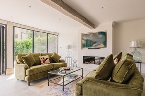 TV, fireplace - Stylish Converted Barn - The Barn at High Gables (Bourton-on-the-Hill)