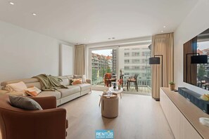 Télévision, chaîne hi-fi, espaces bureaux