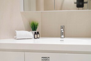 Douche, serviettes fournies