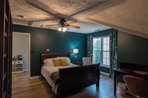 5 bedrooms, desk, iron/ironing board, travel cot