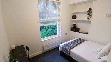 1 bedroom, desk, free WiFi, bed sheets