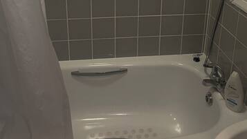 Serviettes fournies, shampoing, papier toilette