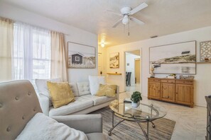 Smart TV, books - Lux Home - Mins to UF Health
& HCA Hospital (Ocala)