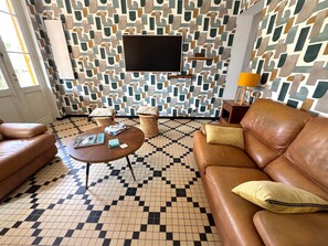 TV connectée, cheminée, livres