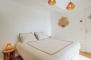 5 bedrooms, iron/ironing board, Internet