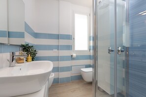 Shower, hair dryer, bidet, soap - Karalis Suite, luxury in the center of Cagliari with parking (Cagliari)