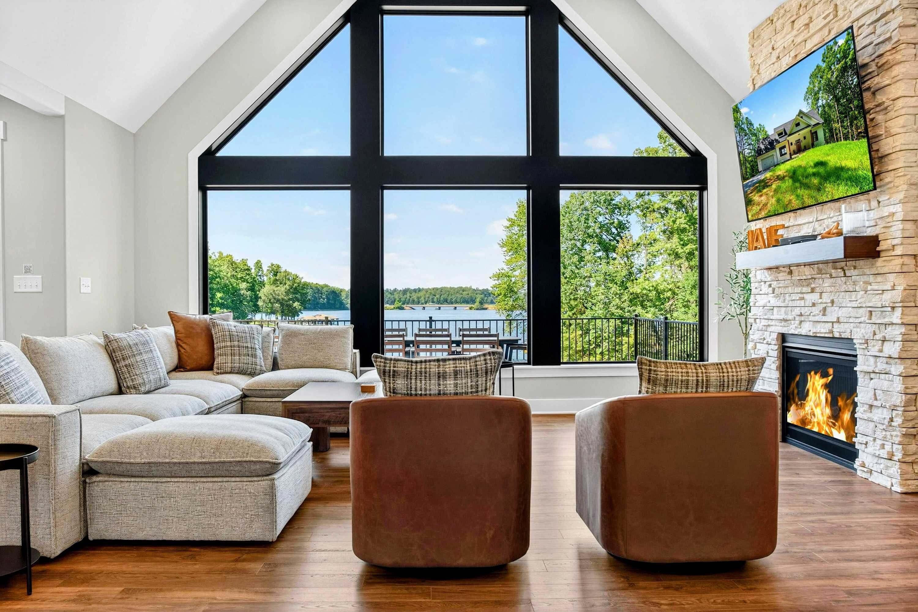 Een smart-tv, een open haard, videogames en een kantoor