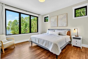 5 habitaciones, escritorio y tabla de planchar con plancha