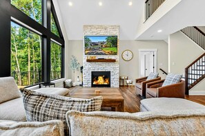 Smart TV, chimenea, videojuegos y oficina 