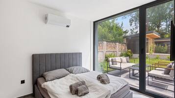 2 bedrooms, desk, Internet