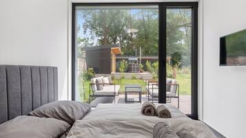 2 bedrooms, desk, internet