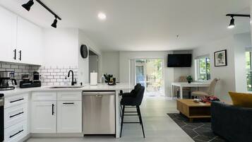 Refrigerador, microondas, horno y parrilla de estufa