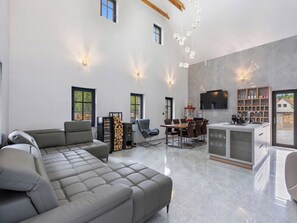 TV, fireplace