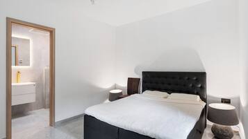 3 makuuhuonetta, työpöytä, internet