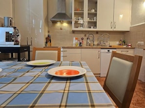Fridge, oven, dishwasher, cookware/dishes/utensils - Bright house with garden, balcony, panoramic view and fully equipped kitchen. (Pilisvörösvár)