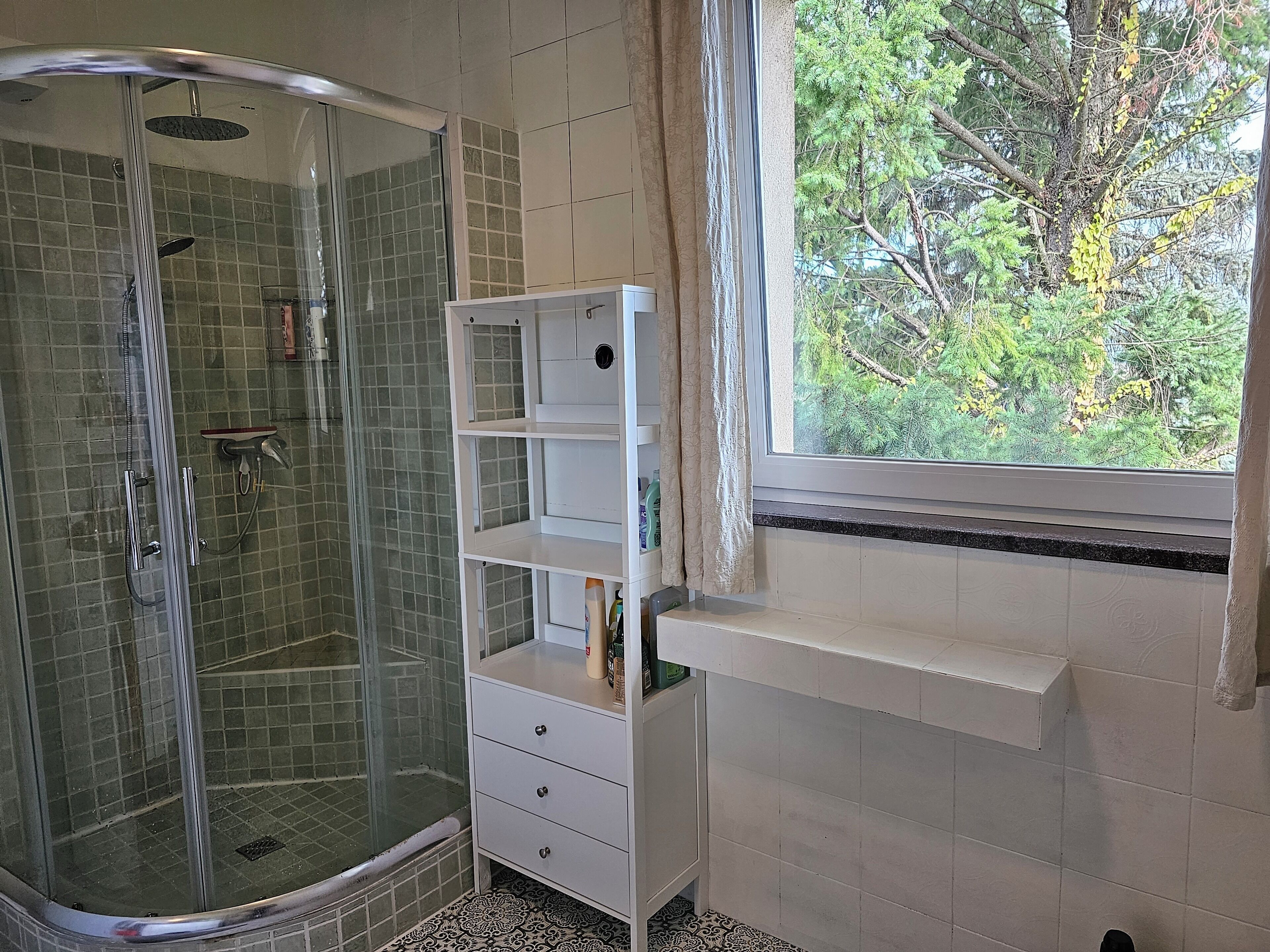 Ducha, artículos de higiene personal gratuitos y secador de pelo
