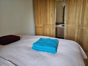 1 bedroom, desk, Internet, bed sheets