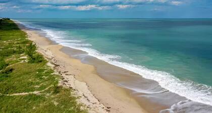 Ocean Themed Cottage With A Heated Pool Close to The Beach, Cruises, and Disney!