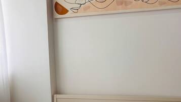 1 habitación, tabla de planchar con plancha, internet y ropa de cama