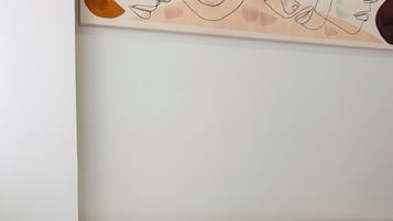 1 habitación, tabla de planchar con plancha, internet y ropa de cama