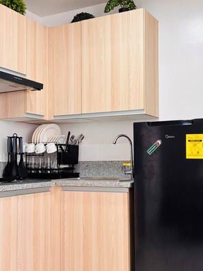 Réfrigérateur, four à micro-ondes, surface de cuisson