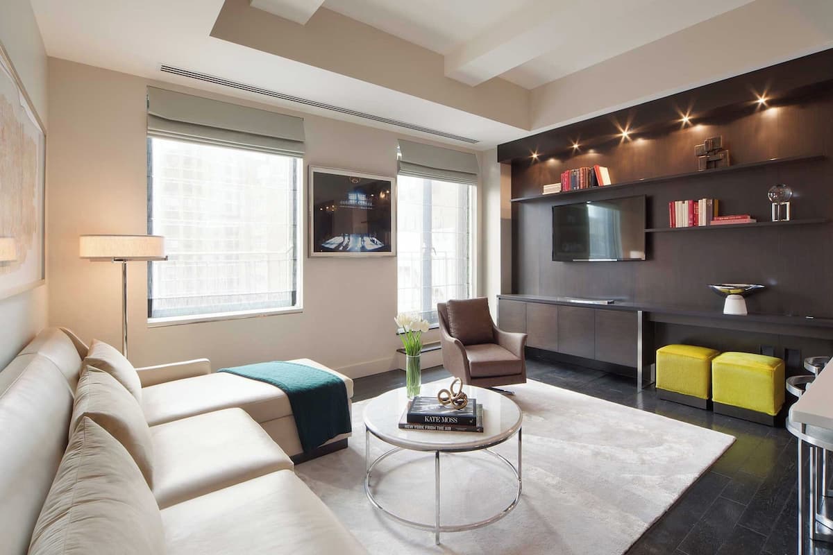 Quarto com design assinado, 1 quarto | Sala de estar | Smart TV 50 polegadas com canais digitais