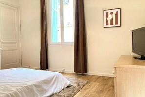 1 dormitorio, escritorio, tabla de planchar con plancha y wifi gratis