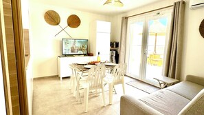 Smart-TV, Kamin, Bücher, Musikbibliothek