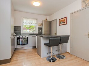 Fridge, oven, dishwasher, cookware/dishes/utensils