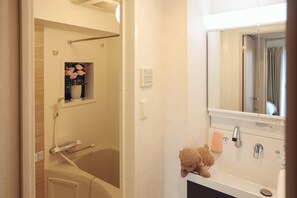 Combined shower/tub, free toiletries, hair dryer, slippers - DL SHINSAIBASHI (Osaka)
