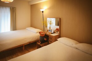 Memory foam beds, desk, laptop workspace, blackout drapes - DL SHINSAIBASHI (Osaka)