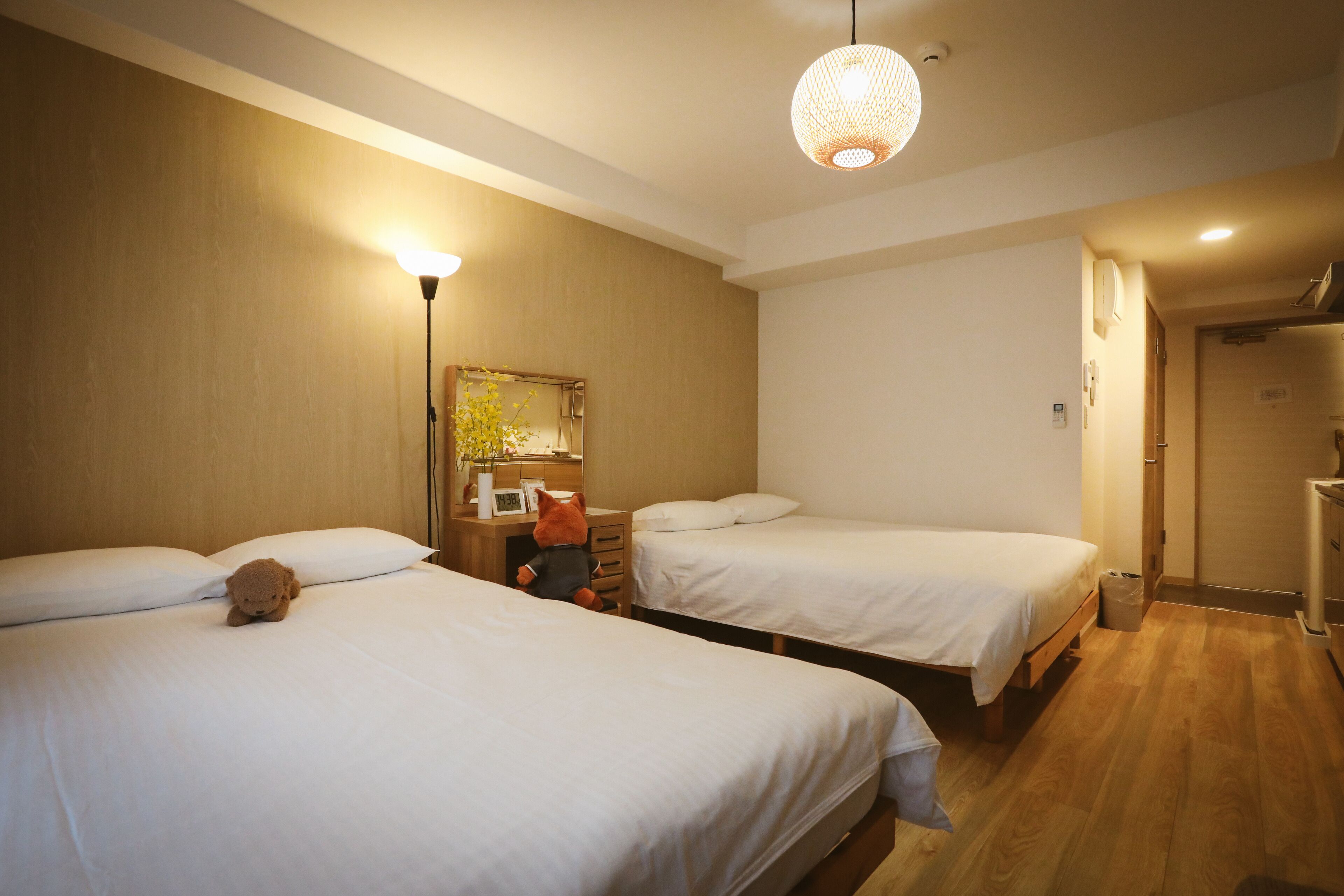 Camas com colchões de espuma com sistema de memória, escrivaninha